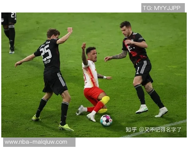 拜仁慕尼黑25-26赛季全家福展现新援风采与德超杯沙拉盘荣耀 拜仁慕尼黑25-26赛季全家福展现新援风采与德超杯沙拉盘荣耀