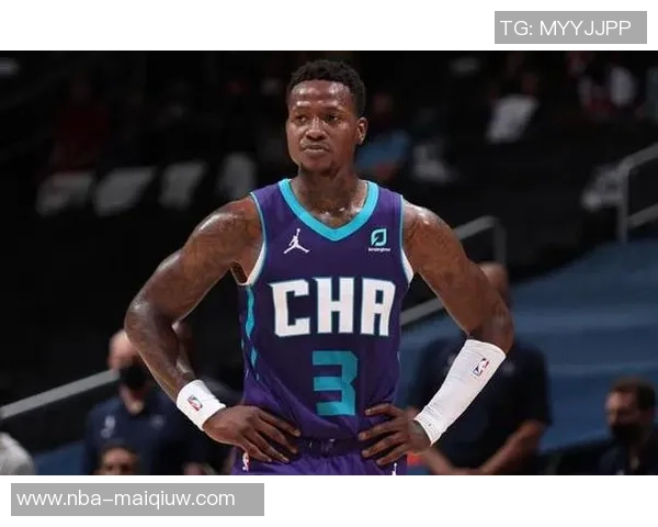 罗齐尔出庭时手铐脚镣加身穿着黄蜂队连帽衫引发关注 罗齐尔出庭时手铐脚镣加身穿着黄蜂队连帽衫引发关注